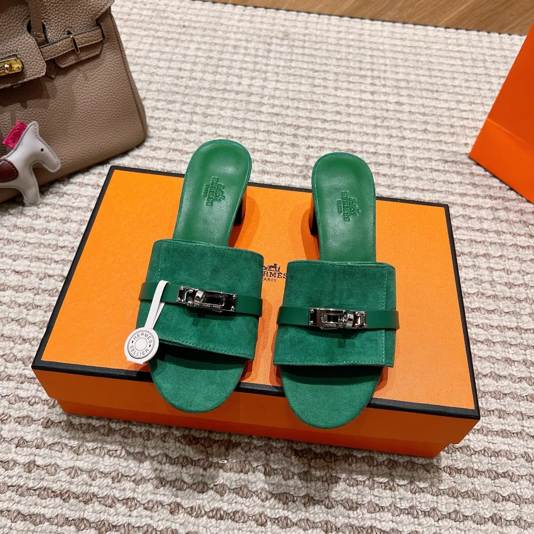 👟👟Ex-factory price 540👟👟 High version of the 2024 spring and summer new HERMES Hermès counter new style. The wedge-heeled Erjiu sandals and slippers, which have been extremely popular recently, are paired with various colorful socks. They are very trendy. Upper: cowhide. Outsole: technological imitation wood sole. Heel height: about 7cm. Size: Female 35-41 (40/41 non-refundable and non-exchangeable)